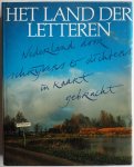 Dis, Adriaan van; Hermans, Tilly (samenstellers) - Het land der letteren. Nederland door schrijvers & dichters in kaart gebracht Met krantenknipsel