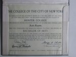 - Diploma Bachelor of Arts uitgereikt door The College of the City of New York - Diploma Bachelor of Arts uitgereikt door The College of the City of New York