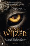 Catriona Ward - Zonnewijzer Diep in de woestijn heb ik mijn oude zelf begraven. Nu moet ik er iemand anders achterlaten.