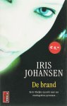 [{:name=>'Hedi de Zanger', :role=>'B06'}, {:name=>'Iris Johansen', :role=>'A01'}] - De brand / Poema-pockets