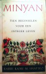 Shapiro , Rabbi Rami M. [ ISBN 9789063255701 ] 3619 - Minyan . ( Tien beginselen voor een integer leven . ) Volgens de Talmoed (de joodse wet) is Minyan een quorum van tien joden - het vereiste aantal leden voor een godsdienstoefening. Rabbijn Rami M. Shapiro geeft dit traditionele begrip een nieuwe, -