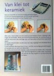 Koudstaal , Marieke . [ isbn 9789021325422 ]  4517 - Van Klei tot Keramiek . ( Handvormtechnieken - Keramiek decoreren - Werken met glazuren . ) Met een brood klei en wat eenvoudige gereedschappen kunnen de mooiste keramische vormen worden gemaakt. Dit boek laat keramiek in al haar facetten zien.  -