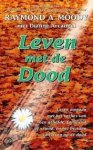 Moody, Richard A., Dianna Arcangel - Leven met de dood. Leren omgaan met het verleis van een geliefde, familielid of vriend, en het bestaan van leven na de dood
