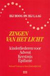 Vissinga, Richard / Zoutendijk, Hans (red.) - Bij hoog en bij laag. Zingen van het licht. Kinderliederen voor Advent, Kerstmis en Epifanie.