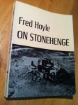 Hoyle ea, drie items over Stonehenge - On Stonehenge, ansichtkaart in kleur, brochure Hoyle ea, drie items over Stonehenge - On Stonehenge, ansichtkaart in kleur, brochure