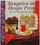 Heijnsbergen-Dokter, Ans van; ill. Pulles, Piet en Boreel, Joan - Woonideeën Stempelen met Design Presses