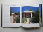 Domènech, Louis (tekst) • Conrad White (foto's) - Casas de Ibiza.  Een mediterrane levensstijl. Uitvoerige beschrijving in woord en beeld van de verscheidenheid aan huizen op het Spaanse eiland Ibiza.