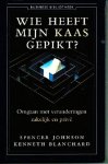 Johnson , Spencer . & Kenneth Blanchard . [ ISBN 9789025413873 ] - Wie  Heeft  Mijn  Kaas  Gepikt ? ( Omgaan met veranderingen zakelijk en privé . ) Veranderingen gaan snel tegenwoordig, en komen vaak onverwacht. Hoe speelt u daarop in? Ziet u veranderingen als een uitdaging of wordt u erdoor verlamd?  -