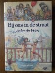Vries, Anke de; Illustrator : Maat, Dick van der - Bij ons in de straat Vries, Anke de; Illustrator : Maat, Dick van der - Bij ons in de straat
