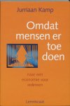 J. Kamp - OMDAT MENSEN ERTOE DOEN