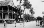 Suriname: - Paramaribo: Steenbakkerijstraat. Afdruk van een foto uit de collectie van Ds. C.A. Hoekstra, gepubliceerd in: Zijlmans - `Fotografieën van Suriname` (2006)