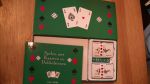  - kaarten en dobbelstenen speeldoos - boek met spelregels 2kaartspelen  - 5 dobbelstenen