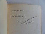 Wijhe - Smeding, Alie van. [ GESIGNEERD opdracht-exemplaar voor de schrijver Anne de Vries ]. - In de witte stilte.