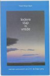 Hanh , Thich Nhat . [ isbn 9789020251586 ] 4823 ( Met een voorwoord van Z.H. de Dalai Lama . ) - Iedere  Stap  is  Vrede .  ( Elke ochtend als we wakker worden hebben we weer 24 splinternieuwe uren om te leven. Wat een kostbaar geschenk! Het ligt in ons vermogen zo te leven dat deze 24 uur onszelf en anderen vrede, vreugde en geluk brengen. -
