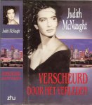McNaught, Judith .. Vertaald door Karina Zegers de Beijl .. Omslagontwerp : Julie Bergen - Verscheurd door het verleden  .. Julie Mathison is met haar sprankelende schoonheid en haar stralende humeur geliefd bij alle inwoners van het kleine stadje in Texas, maar het meest nog bij de gehandicapte kinderen die ze les geeft.