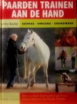 Bayley , Lisley. [ isbn 9789058775207 ] 2019 - Paarden Trainen aan de Hand . ( Gedrag - Omgang - Grondwerk . ) Het trainen van paarden aan de hand en het daarmee nauw verwante Natural Horsemanship heeft de laatste jaren een grote vlucht genomen. Steeds meer mensen ontdekken deze manier van -