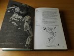 Houdt, Bep van (red.) - Voetbal van A tot Z. Voetbal encyclopedie