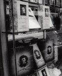 (RIMBAUD, Arthur). Klaas KOPPE - Originele zwart-witfoto van een vitrine van een patisserie aan de Rue du Moulin in Charleville, gevuld met Rimbaudchocolade.