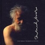 Heyboer , Anton . & Marnix Kreyns . ( Gesigneerd door Marike Heyboer . ) Met een beperkte oplage van 1000 exemplaren . - De Essentie van het Leven . ( Anton Heyboer ( 1924, Poelo Weh, Indonesië . ) is een van de bekendste Nederlandse kunstenaars. ) Hij woont al vele jaren in het Noord Hollandse Den Ilp, tezamen met zijn bruiden Maria, Lotti, Marike, Joke en Petra. -