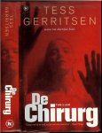 Gerritsen Tess .. Vertaling door E. Braspenning .. Omslagontwerp : Studio Jan de Boer - De Chirurg .. Greep me bij de keel en liet me niet meer los aldus Tami Hoag  en is auteur van Alermfase Rood