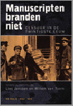 Janssen , Lies . & Willem van Toorn . [ isbn 9789066171985 ] - Manuscripten  Branden  niet . ( Censuur in de twintigste eeuw . ) Manuscripten branden niet is een boek over de dodelijke omhelzing tussen schrijver en censor. In deze eeuw heeft de literatuur op wonderbaarlijke wijze vier totalitaire systemen -