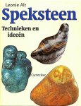 Alt , Leonie . [ ISBN 9789021323473 ] - Speksteen . ( Technieken en ideeen . ) Speksteen is een zachte steensoort en daardoor makkelijk te bewerken. Met eenvoudige gereedschappen en simpele technieken kun je prachtige figuren vormen. Stap voor stap kun je volgen hoe uit een ruwe steen -