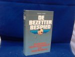 Visser Frank - De bezetter bespied, eerste druk 2e oplage 1983