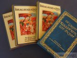 A.C. Bhaktivedanta Swami Prabhupada. - De Bhagavad-Gita zoals ze is: volledige uitgave. Met oorspronkelijke Sanskriettekst, transkriptie, woord voor woord vertaling en uitgebreide betekenisverklaringen. [3 vols.]