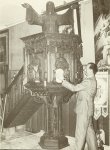 Plas, Michel van der en Jan Roes .. Omslagontwerp : Harm Meyer  Illustraties Johan van Eerd - De kerk gaat uit. Familiealbum van een halve eeuw katholiek leven in Nederland. van Kakschooltje tot Titus Brandsma