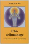 Chia , Mantak . [ isbn 9789020243314 ] 1419 - Chi-zelfmassage . ( Een taoistische methode van verjonging . ) Elke westerse massagevorm behandelt voornamelijk de spieren; de tadistische benadering is gebaseerd op de eigen inwendige energiestroom die vanuit de bekkenbodem -
