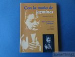 Cortés, Amparo en Van de Velde, Wannes [vert.] - Con la mona de jazmines. / Met een lint vol jasmijnen.