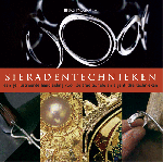 McGrath , Jinks .  [ ISBN 9789057646645 ]  1117 - Sieradentechnieken .  ( Een geïllustreerde handleiding voor de traditionele en eigentijdse technieken . ) Dit is een compleet naslagwerk met alle technieken om sieraden te maken, van gloeien tot werken met draad. Leer hoe u de mooiste kettingen,  -