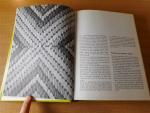 Lammer, Jutta (sam.) - Handwerkboek. Borduren, haken, breien, weven, tapijtknopen enzovoort.