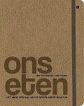 Dinther , Mac van . [ ISBN 9789490028329 ] - Ons Eten . ( Het ware verhaal achter de Nederlandse maaltijd . )  Waar haalt Unox de tomaten voor zijn soep? Hoe heeft de karbonade op ons bord geleefd? Wie doet de sla van Albert Heijn in een zakje? Volkskrant journalist Mac van Dinther dook in de -
