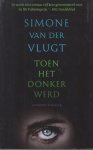Vlugt (Pseudoniem van Simone Watertor, 15 december 1966 in Hoorn), Simone van der - Toen het donker werd - Wanneer Menno Riebeek erachter komt dat zijn puberzoon gokschulden heeft, besluit hij ze voor hem af te lossen. De schuldeisers zijn echter niet van plan hem er zo makkelijk van af te laten komen.