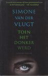 Vlugt (Pseudoniem van Simone Watertor, 15 december 1966 in Hoorn), Simone van der - Toen het donker werd - Wanneer Menno Riebeek erachter komt dat zijn puberzoon gokschulden heeft, besluit hij ze voor hem af te lossen. De schuldeisers zijn echter niet van plan hem er zo makkelijk van af te laten komen.
