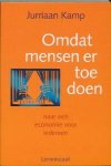 J. Kamp - OMDAT MENSEN ERTOE DOEN