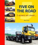 Dragt , Rob . [ ISBN 9789059941472 ] 5318 - Five on the Road. ( 5-Assers en meer... ) Rob Dragt is er in geslaagd om weer een bijzonder en boeiend transportboek samen te stellen waarin enige zeer uiteenlopende onderwerpen worden belicht.  FIVE ON THE ROAD gaat over 5-assige voertuigen zoals -