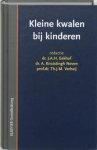Eekhof , J. A. H. & Neven A. Knuistingh . & Th. J. M. Verheij . [ isbn 9789035227514 ] 3215 - Kleine Kwalen bij Kinderen . (  Kleine kwalen bij kinderen biedt een uitgebreid overzicht van typische kleine kwalen welke bij kinderen voorkomen, zoals krentenbaard, platvoeten en waterpokken. De vele foto's van de verschillende ziektebeelden -