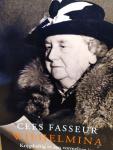 Fasseur Cees - Wilhelmina Krijgshaftig in een vormeloze jas