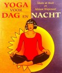 Bock , Mieke  de . & Miriam Wapenaar . [ ISBN 9789055015085 ] 1818 - Yoga voor Dag en Nacht . ( Het beoefenen van yoga is niet alleen een lichamelijke inspanning, het heeft ook alles te maken met bewustzijn, met aandacht hebben voor wat je doet en hoe je je daarbij voelt, voor wat je omgeving en het leven voor je -