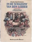(SLAUERHOFF (vert.), J.). GUZMAN, Martin Luis - In de schaduw van den leider. (Met illustraties van Leo Meter).