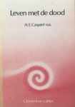 Casparé, H.E. e.a. - Leven met de dood; voordrachten gehouden op het congres 'Leven met de dood' in oktober 1981
