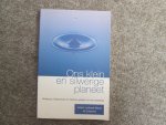 div. dichters uit Zuid-Afrika , Nederland en Vlaanderen - ONS KLEIN EN SILWERIGE PLANEET ; Afrikaanse , Nederlandse en Vlaamse gedigte oor die omgewing