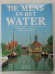 Joode, Ton de (tekst); Bernard, Peter (fotografie) - De Mens en het Water: Bruggen, Sluizen en Kanalen in Nederland en België