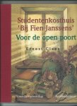 Claes, Ernest - Studentenkosthuis 'Bij Fien Janssens'. Voor de open poort
