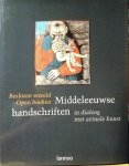 Busine , Laurent .  [ isbn 9789020947168 ] - Middeleeuwse Handschriften . ( Besloten wereld , open boeken . In dialoog met actuele kunst . )  Het betreft hier de catalogus van een van de drie hoofdtentoonstellingen van Brugge 2002, die een confrontatie brengt tussen de middeleeuwse en de -