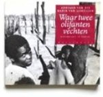 Adriaan van Dis 10213, Kadir van Lohuizen 234584 - Waar twee olifanten vechten Mozambique in oorlog