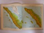 Soekarno. C.S. / (kartografi) Oleh E. Penkala. F.R.G.S.  / (Lukisan) Oleh Barli. - Atlas Indonesia untuk sekolah Rakjat. Kelas IV-V-VI + Daftar nama-nama. (zie 12 foto's).