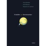 Scholten , Guus . & Chris Kempen . & Wijnand van Lieshout . [ isbn 9789044127362 ]  ( Gesigneerd met een opdrachtje door Guus Scholten en Chris Kempen . ) - Kristallen van Samenwerken . ( Herkent u dit? U zit op een verjaardag en vraagt aan een kennis 'Hoe gaat het op je werk?' Na een eerste schoorvoetend 'Best wel goed', komt het verhaal op gang en gaat het al snel over waarom collega's toch altijd zo -